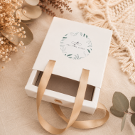 Caja Especial con nuestra marca Una y Mil Veces 10 cm + colocaci�n de pieza de joyer�a/bisuter�a