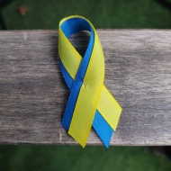 Lazo solidario doble bandera Ucrania amarillo y azul con imperdible metálico