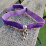Pulsera feminista terciopelo elstico morado con smbolo femenino