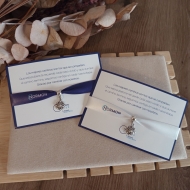 Tarjeta personalizada a doble cara DINA6 + embolsado celof�n + colocaci�n de pieza de joyer�a/bisuter�a