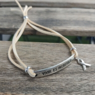 Pulsera VIVIR ES INCREIBLE y colgante lazo con antelina crema