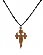 Colgante con cordn de polister negro y Cruz de Santiago de madera