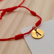 Pulsera de los 7 nudos roja con colgante letra en color acero dorado