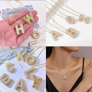 Gargantilla de Acero Dorado con inicial de lat�n y circonitas a escoger