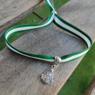 Pulsera de la virgen del pilar forma manto con cinta de España verde.