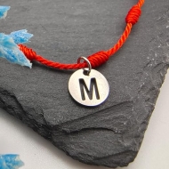 Pulsera de los 7 nudos roja con colgante letra en color acero