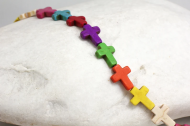 1 tira de 20 cruces de piedra howlita sint�tica mix de colores 20x15mm