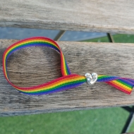 Pulsera bandera LGTBIQ+ con abalorio corazon