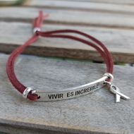 Pulsera VIVIR ES INCREIBLE y colgante lazo con antelina burdeos
