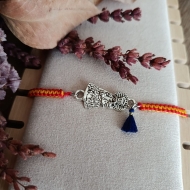 Pulsera Virgen de los Desamparados macram� rojo amarillo con borla azul.