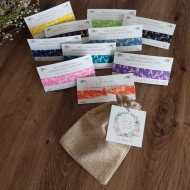 Detalle invitados Boda C�rculo Flores Rosas + pulsera solidaria el�stica con tarjet�n exterior e interior personalizado