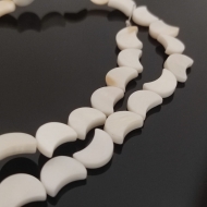 1 Tira de 30 lunas de ncar o madreperla 12x8mm